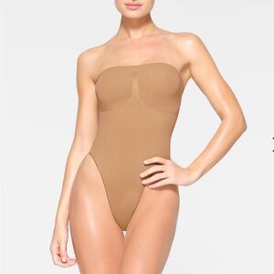 SKIMS SHAPEWEAR STRAPLESS THONG BODYSUIT NWOT SMALL
